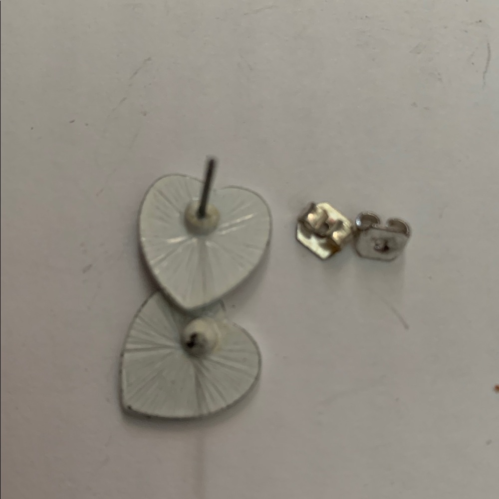 1/2” white painted weekend pierced earring in good condition - Picture 4 of 4